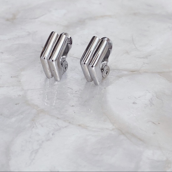 Monet Silver Tone Ribbed Pyramid Clip On Classic Earrings 1” - Picture 13 of 13